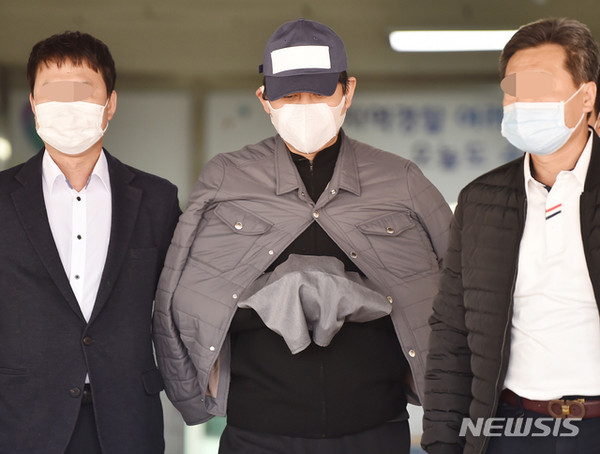 수원여객의 회삿돈 241억원을 빼돌린 혐의(특정경제범죄가중처벌법상 횡령)로 구속영장이 청구된 라임자산운용 환매중단 사태의 핵심 인물 김봉현 스타모빌리티 회장이 구속 전 피의자 심문(영장실질심사)을 받기위해 26일 오후 경기 수원남부경찰서 유치장에서 나오고 있다. [사진=뉴시스]