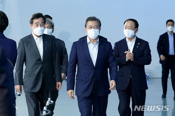 문재인 대통령이 16일 오후 서울 중구 동대문디자인플라자(DDP)에서 열린 '제3차 한국판 뉴딜 전략회의'에 참석하고 있다. [사진=뉴시스]