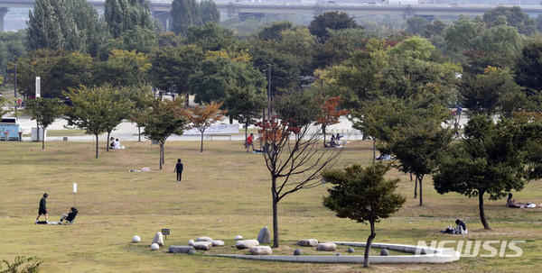 [ 지난달 서울의 한 한강공원 광장에서 시민들이 휴식을 취하고 있다 (기사 내용과 직접적인 연관은 없습니다) / 사진 = 뉴시스 ]