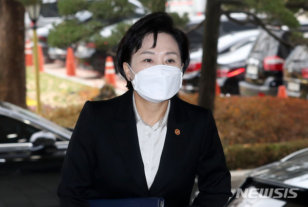 김현미 국토교통부 장관이 국무회의에 참석하기 위해 17일 오전 서울 종로구 정부서울청사에 들어서고 있다. [사진=뉴시스]