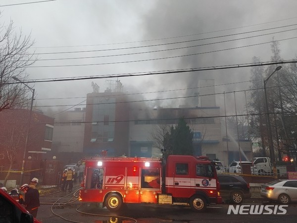19일 오후 4시12분께 인천시 남동구 고잔동 한 화장품 제조업체 공장에서 화재가 발생했다. [사진=뉴시스]