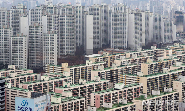 29일 오후 서울 송파구 일대의 아파트 단지. 이날 국세청 2019년 국세통계 연보에 따르면 지난해 46만여명이 1조8000억원대의 종합부동산세를 납부한 것으로 알려졌다. [사진=뉴시스]