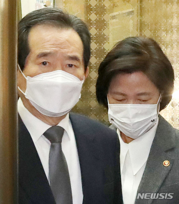 정세균 국무총리가 1일 오전 서울 종로구 정부서울청사에서 화상으로 열리는 국무회의 참석에 앞서 추미애 법무부 장관과 독대를 마친 후 엘리베이터에서 내려 국무위원 대기실로 향하고 있다. [사진=뉴시스]