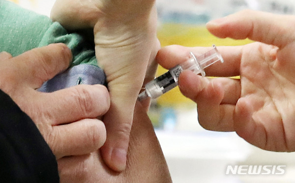 독감백신의 불안감이 커지고 있는 가운데 26일 오전 인천시 동구 인천의료원에서 만 62~69세 사이의 어르신들의 무료독감 예방접종을 하고 있다. [사진=뉴시스]