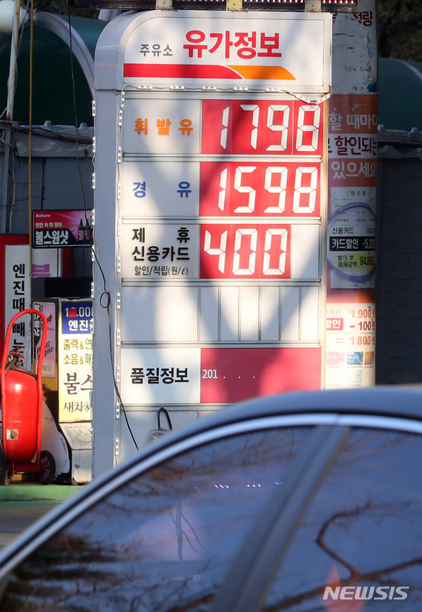 국제유가 변동으로 전국 주유소 기름값이 2주 연속 상승세를 이어간 6일 오전 서울 영등포구 여의도의 한 주유소에 유가정보 안내판에 가격이 적혀있다. [사진=뉴시스]