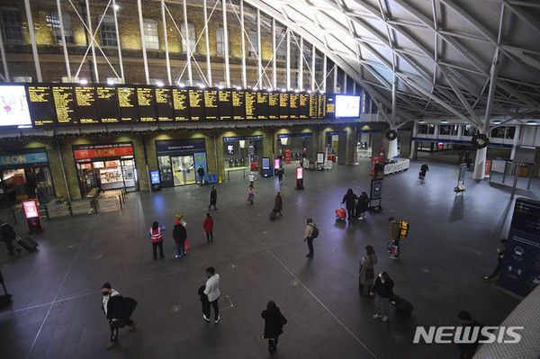 20일(현지시간) 신종 코로나바이러스 감염증(코로나19)이 확산하는 가운데 영국 런던 킹스크로스 역에서 여행자들이 기차를 기다리고 있다. [사진=뉴시스]