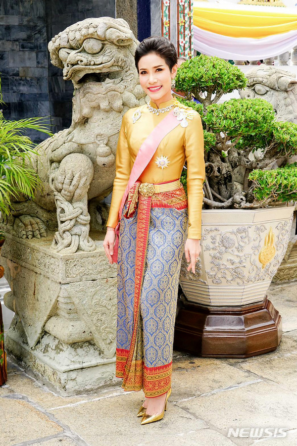 마하 와찌랄롱꼰 태국 국왕의 배우자 시니낫 웡와치라파크 왕실근위대 소장이 전통 의상을 입고 포즈를 취하고 있다. [사진=뉴시스]
