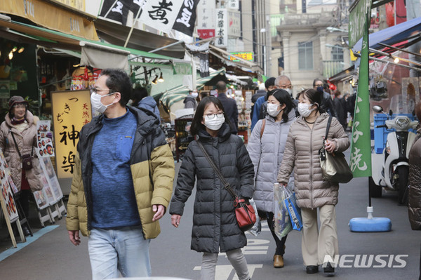 [ 지난 5일 일본 도쿄의 츠키지 수산 시장에서 코로나19 확산 방지를 위해 마스크를 쓴 시민들이 장을 보러 나와 둘러보고 있다 / 사진 = 뉴시스 ]