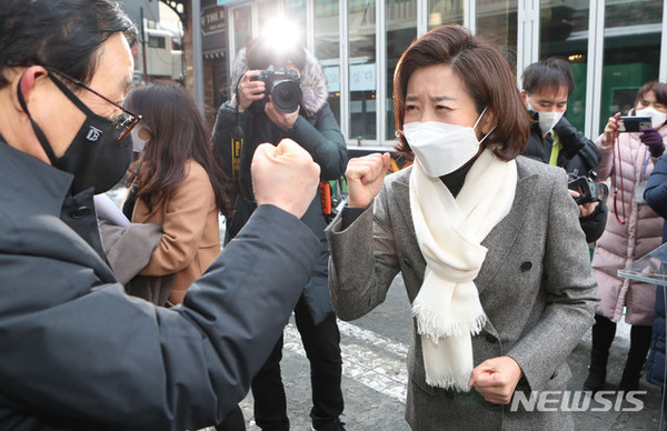나경원 국민의힘 전 의원이 13일 서울 용산구 이태원동 먹자골목 일대에서 서울시장 재도전에 나섰다. [사진=뉴시스]