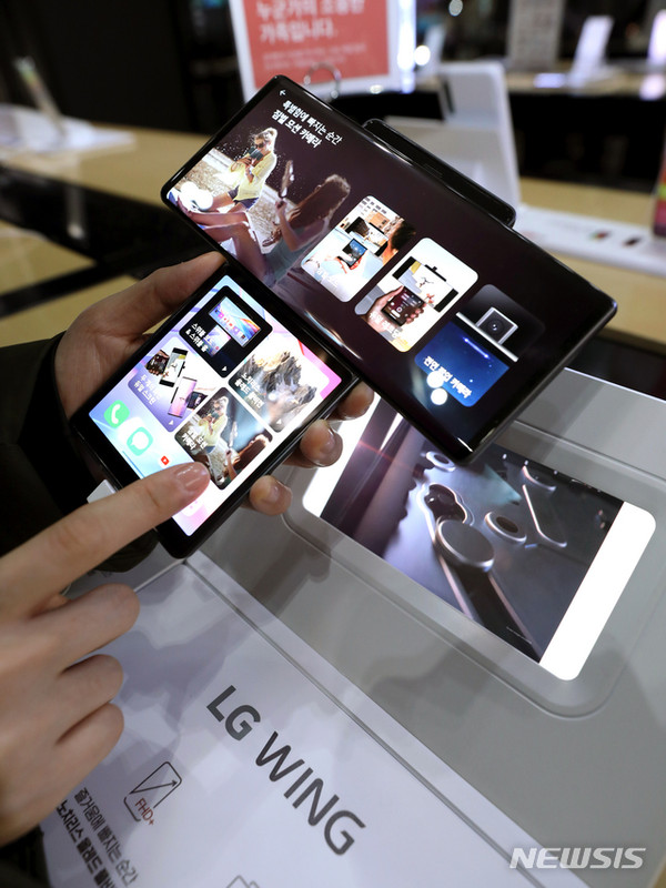 LG전자 대표이사 CEO 권봉석 사장이 MC(모바일 커뮤니케이션) 사업본부의 사업 운영과 관련해 "모든 가능성을 열어두고 검토중"이라는 입장을 밝힌 20일 서울 종로구 kt스퀘어에 LG전자 스마트폰 '윙'이 전시돼 있다. [사진=뉴시스]
