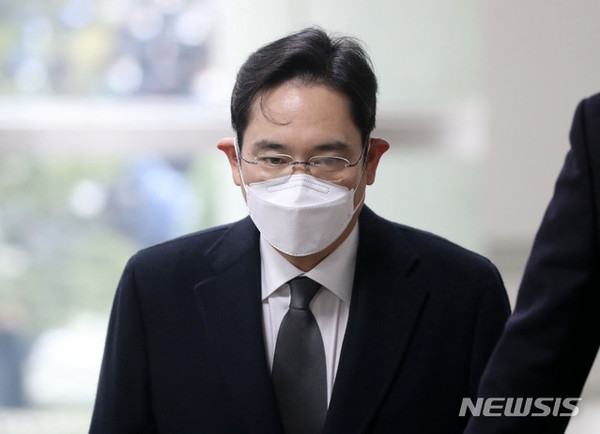 이재용 삼성전자 부회장이 18일 오후 서울 서초구 서울고등법원에서 열리는 국정논단 관련 파기환송심 선고 공판에 출석하고 있다. [사진=뉴시스]