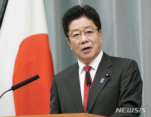 지난해 10월 26일 가토 가쓰노부 일본 관방장관이 총리 관저에서 기자회견을 가지고 있다. [사진=뉴시스]