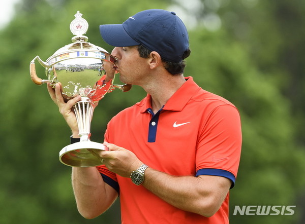 로리 매킬로이(북아일랜드)가 9일(현지시간) 캐나다 온타리오주 해밀턴의 해밀턴 컨트리클럽에서 막을 내린 미 프로골프(PGA) 투어 RBC 캐나다 오픈에서 우승, 트로피에 입 맞추고 있다.  매킬로이는 최종합계 22언더파 258타를 기록해 공동 2위 그룹에 7타나 앞선 압도적인 우승을 차지했다.임성재는 공동 18위에서 단독 7위로 순위를 끌어올리며 대회를 마쳤다. 2019.06.10. [사진=뉴시스제공]