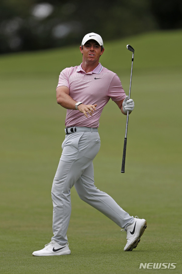 로리 맥길로이(북아일랜드)가 25일(현지시간) 미 조지아주 애틀랜타의 이스트 레이크 골프클럽에서 열린 PGA 투어 페덱스컵 플레이오프 최종전 투어 챔피언십 최종라운드 2번 홀에서 경기하고 있다. 맥길로이는 최종합계 18언더파 267타로 정상에 오르며 3년 만에 패권을 탈환했다. 한국 선수로는 유일하게 최종전에 올랐던 임성재는 이븐파를 기록하며 공동 19위로 대회를 마감했다. 2019.08.26.[사진=뉴시스제공]