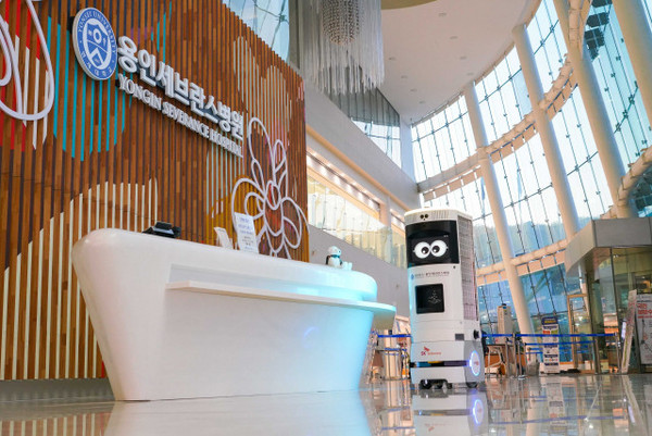 SKT-용인세브란스병원이 공동 구축한 5G 복합방역 로봇 Keemi[사진=SKT제공]