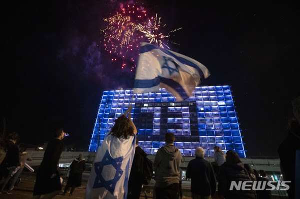 지난달 이스라엘 텔아비브에서 열린 이스라엘 독립 73주년 불꽃 쇼 전경/ 사진= 뉴시스 제공.