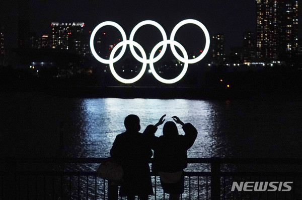 지난해 12월 일본 도쿄 인근 오다이바 해상에 설치된 도쿄올림픽 기념 IOC(국제올림픽위원회) 오륜 상징 조형물 전경/ 사진= 뉴시스 제공.