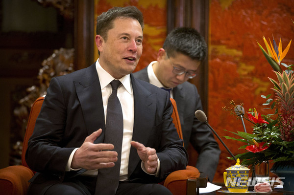 지난해 일론 머스크 테슬라 CEO가 베이징 중난하이에서 리커창 중국 총리를 만나 회담하고 있다/ 사진= 뉴시스 제공.