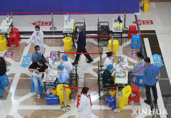 지난 18일 중국 랴오닝성 선양에서 주민들이 코로나19 백신 주사를 맞고 있다/ 사진= 뉴시스 제공.