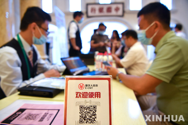 5월 8일 중국 하이난성 하이커우에서 열린 '중국 국제 소비재 박람회(CICPE)'에서 한 남성이 디지털 위안화(e-CNY) 결제를 시도하고 있다./사진=뉴시스 제공.