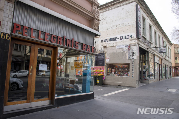 2020년 8월 신종 코로나바이러스 감염증(코로나19)으로 인한 락다운(봉쇄) 조치로 호주 빅토리아주 멜버른의 카페와 서점이 문을 닫은 모습./사진=뉴시스 제공.
