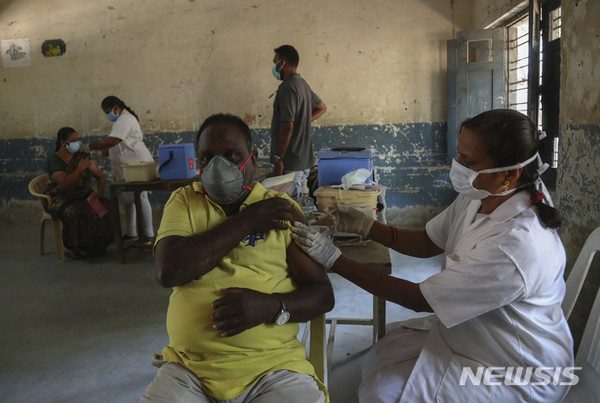 지난 30일 인도에서 코로나19 백신 코비실드(아스트라제네카)가 접종되고 있다./사진=뉴시스 제공.