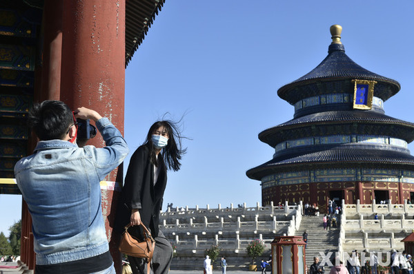 지난 5월 중국 베이징의 관광명소인 톈탄(天壇)에서 관광객이 사진을 찍고 있다./사진=뉴시스 제공.