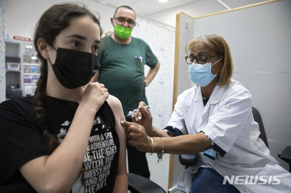 6일(현지시간) 이스라엘 리숀레지온에서 학생이 코로나19 백신을 접종받고 있다./사진=뉴시스 제공.