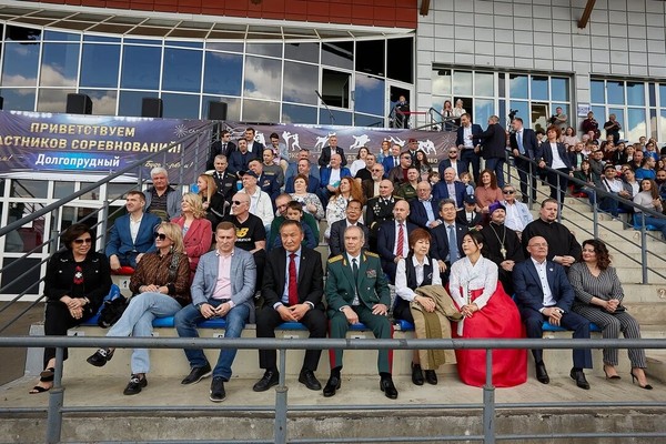박수남 세계어린이태권도연맹(CTU) 총재(맨앞줄 왼쪽부터 4번째) 러시아 지부 설립 회의에 참석하고 있다./사진=세계어린이태권도연맹 제공.