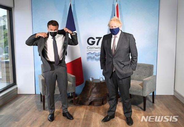 12일 에마뉘엘 마크롱 프랑스 대통령(왼쪽)은 보리스 존슨 영국 총리와 양자 회담을 가졌다./사진=뉴시스 제공