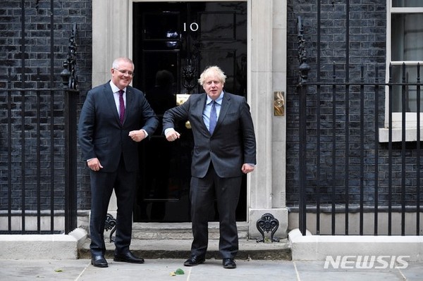 영국 런던 총리 관저 앞에서 팔꿈치 인사하는 스콧 모리슨 호주 총리(왼쪽)와 보리스 존슨 영국 총리/사진=뉴시스 제공