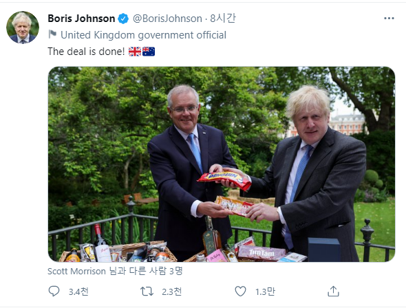 존슨 영국 총리(오른쪽)는 15일(현지 시각) 호주와 거래가 완료됐다는 트윗을 올렸다./사진=보리스 존슨 영국 총리 트위터 캡처