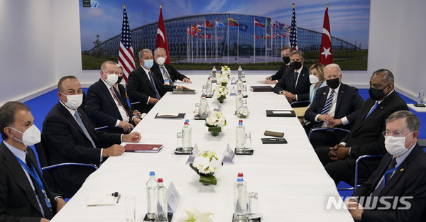 지난 14일(현지시간) 레제프 타이이프 에르도안 대통령과 조 바이든 미국 대통령이 정상회담을 가졌다./사진=뉴시스 제공.