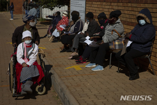 남아프리카공화국 요하네스버그 인근 오렌지팜의 한 클리닉에서 고령층이 화이자의 코로나19 백신을 맞기 위해 기다리고 있다. 남아공은 지난 5월 중순부터 고령층에 대한 백신 접종을 시작했다./사진=뉴시스 제공.