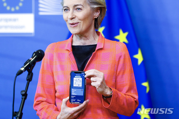 우르줄라 폰 데어 라이엔 유럽연합(EU) 집행위원장이 16일 브뤼셀의 EU 본부에서 새로운 코로나19 디지털 여행 인증서에 대해 발표하고 있다./사진=뉴시스 제공.
