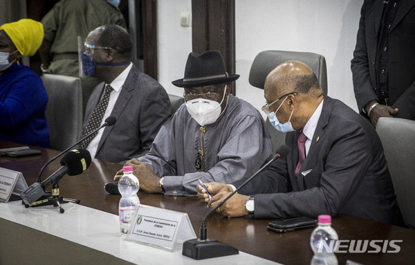 서아프리카 경제공동체(ECOWAS)의 장클로드 카시 브루 위원장(오른쪽)이 2020년 8월22일 말리 쿠데타사태를 중재로 해결하기 위해 수도 바마코에 모여서 나이지리아 굿럭 조나선대통령과 의논하고 있다./사진=뉴시스 제공.