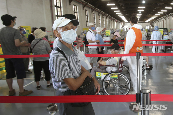 16일 대만 타이베이의 쑹산 문화창의 공원에서 한 노인이 아스트라제네카(AZ) 백신 접종 순서를 기다리고 있다./사진=뉴시스 제공.