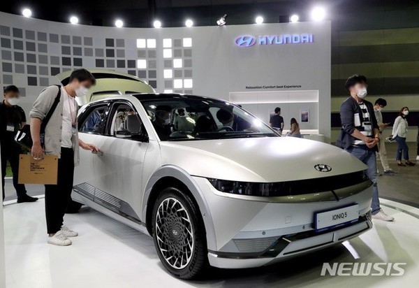 ‘2021 xEV 트렌드 코리아’에 전시된 현대자동차 전기차 아이오닉5/사진=뉴시스 제공