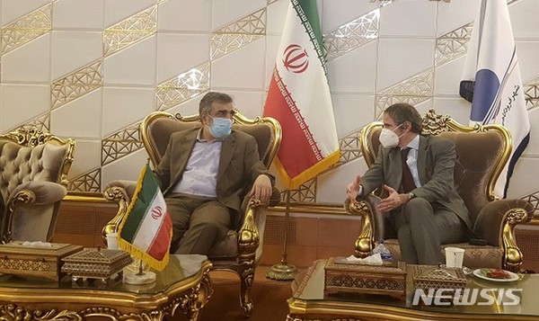 지난 2월 라파엘 그로시 국제원자력기구(IAEA) 사무총장(오른쪽)이 이란원자력청(AEOI)의 베루즈 카말반디 대변인과 이야기하고 있다./사진=뉴시스 제공