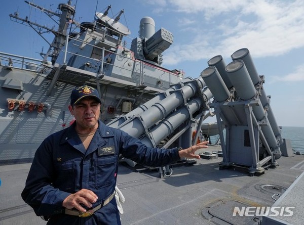 ‘해풍 2021’ 해상 합동 군사 훈련에 참가한 미 해군 미사일 구축함 USS 로스의 존 D. 존 함장이 취재진에 해상 훈련을 설명하고 있다./사진=뉴시스 제공