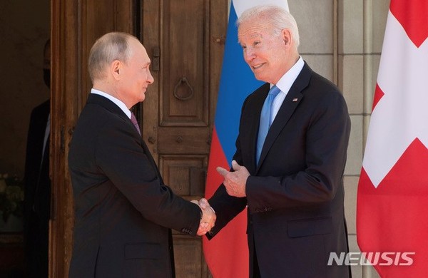 지난달 16일 스위스 제네바에서 열린 미·러 정상회담에서 조 바이든(오른쪽) 미국 대통령과 블라디미르 푸틴 러시아 대통령이 인사를 나누는 모습/사진=뉴시스 제공