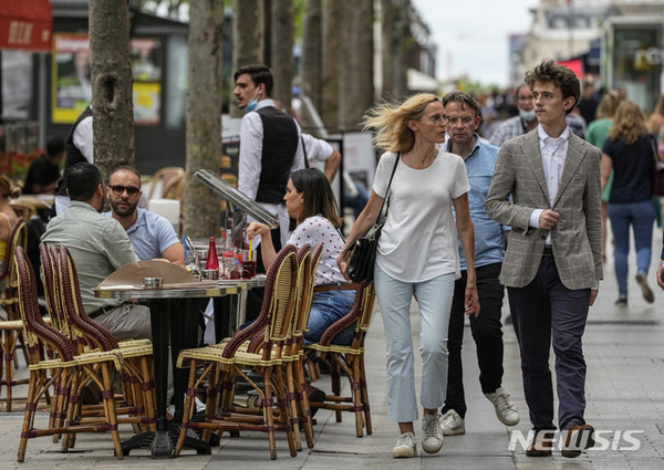 마스크 없이 거리 활보하는 파리 시민들./사진=뉴시스 제공.