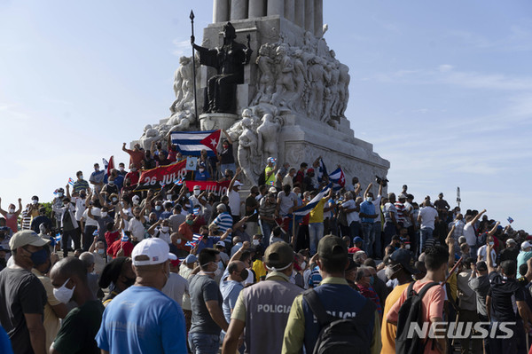 11일(현지시간) 쿠바 수도 아바나에서 반정부 시위가 열리고 있다./사진=뉴시스 제공.