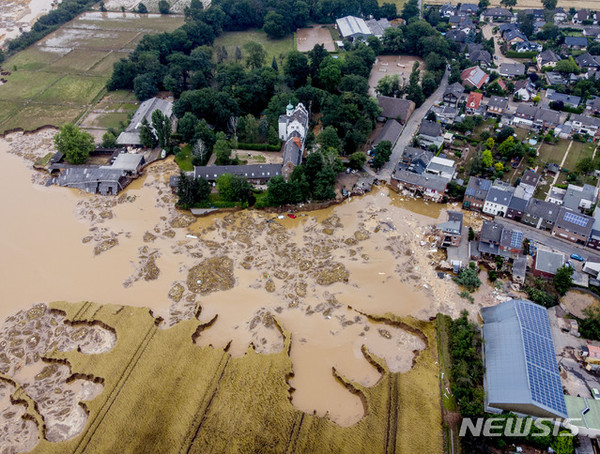 17일(현지 시각) 독일 에르프트슈타트 지역에서 홍수로 성(왼쪽)이 침수됐다./사진=뉴시스 제공