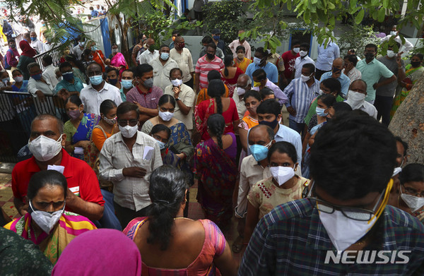 코로나19 백신 2차 접종을 위해 보건소에 모여든 인도 시민들/사진=뉴시스 제공