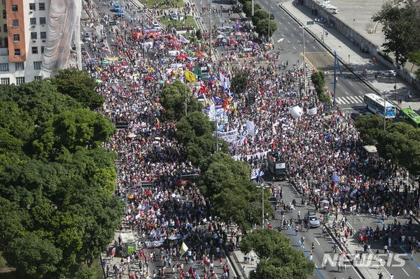 브라질 리우데자네이루 시민들이 지난 5월 자이르 보우소나루 대통령 탄핵을 요구하면서 정부의 코로나19 대응에 반대하는 시위를 벌이고 있다./사진=뉴시스 제공.