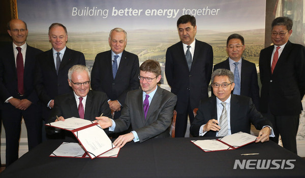 지난 2016년 EDF 그룹과 중국 CGN 그룹이 원전 계약에 합의하는 모습/사진=뉴시스 제공