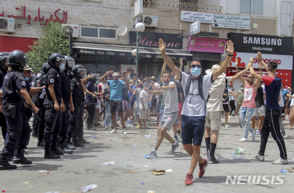 튀니지 수도 튀니스 중심가에서 진압경찰과 맞서 싸우는 시위대/사진=뉴시스 제공