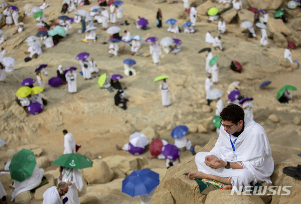 사우디아라비아 ‘메카 순례’ 바위 언덕에서 기도하는 이슬람 순례자들/사진=뉴시스 제공