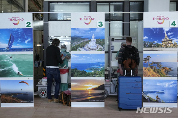 태국에 입국한 관광객들이 입국장 코로나19 검사소에서 검사를 받는 모습/사진=뉴시스 제공